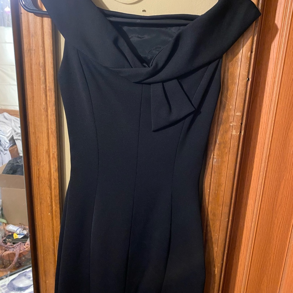 Elegant Black Dress - Picture 3 of 4